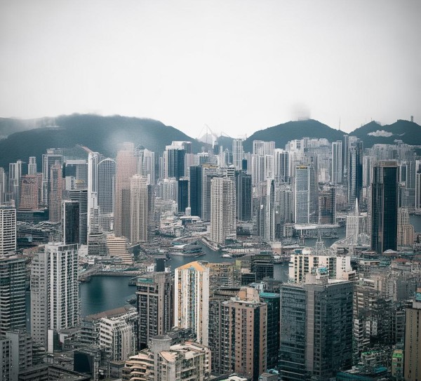 经济转型中的出口退税为商贸企业在经济升级中提供了显著的受益。出口退税政策的调整和推广，使得出口企业能够更高效地利用税收优惠，同时促进国际贸易体系的升级，吸引外资和新兴市场的参与。这种政策变化不仅提升了出口企业的竞争力，还推动了商贸企业在国际贸易中的国际化和多元化发展。