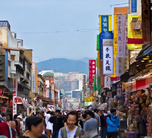 南召新闻商贸城位于江西省南昌市南召县。